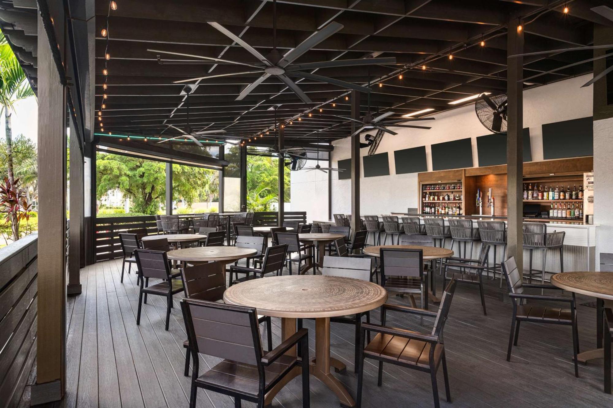 Doubletree By Hilton Fort Myers At Bell Tower Shops Eksteriør bilde